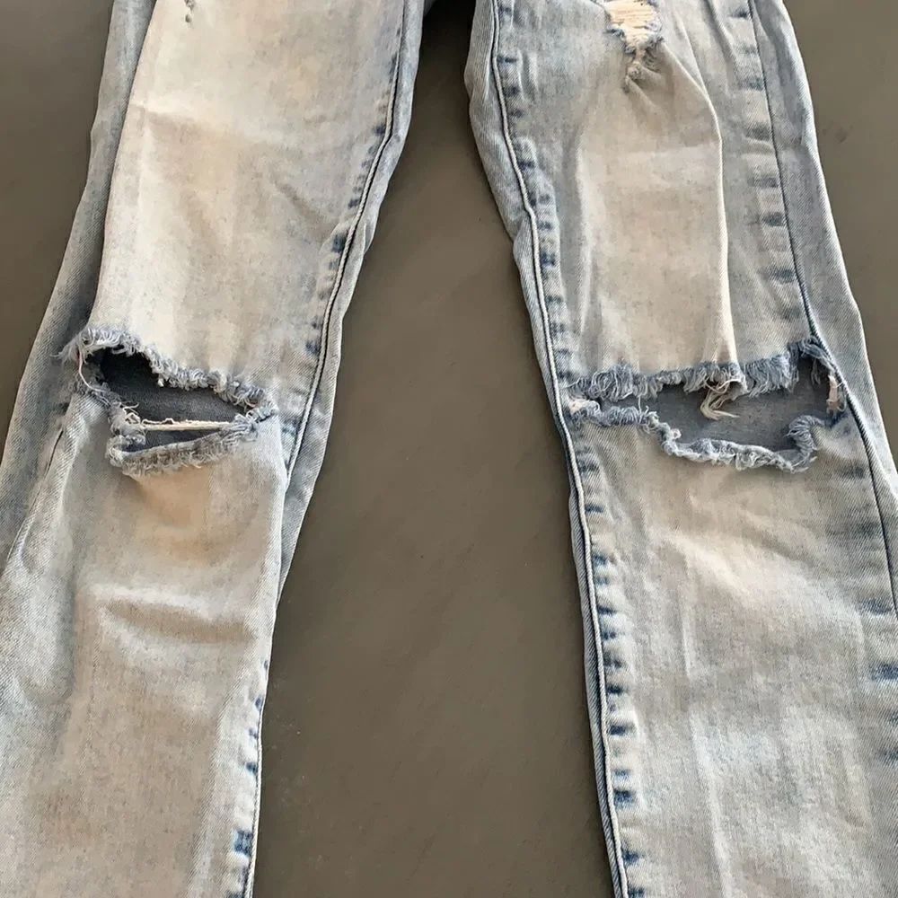 Forever 21 Distressed Light Wash High Rise Jeans - Picture 4 of 6